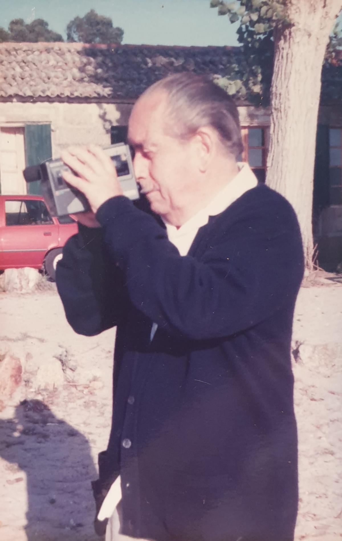 Rafael Luca de Tena, filmando. El foi boticario no Casco Vello de Vigo e un dos cineastas pioneiros destacados.