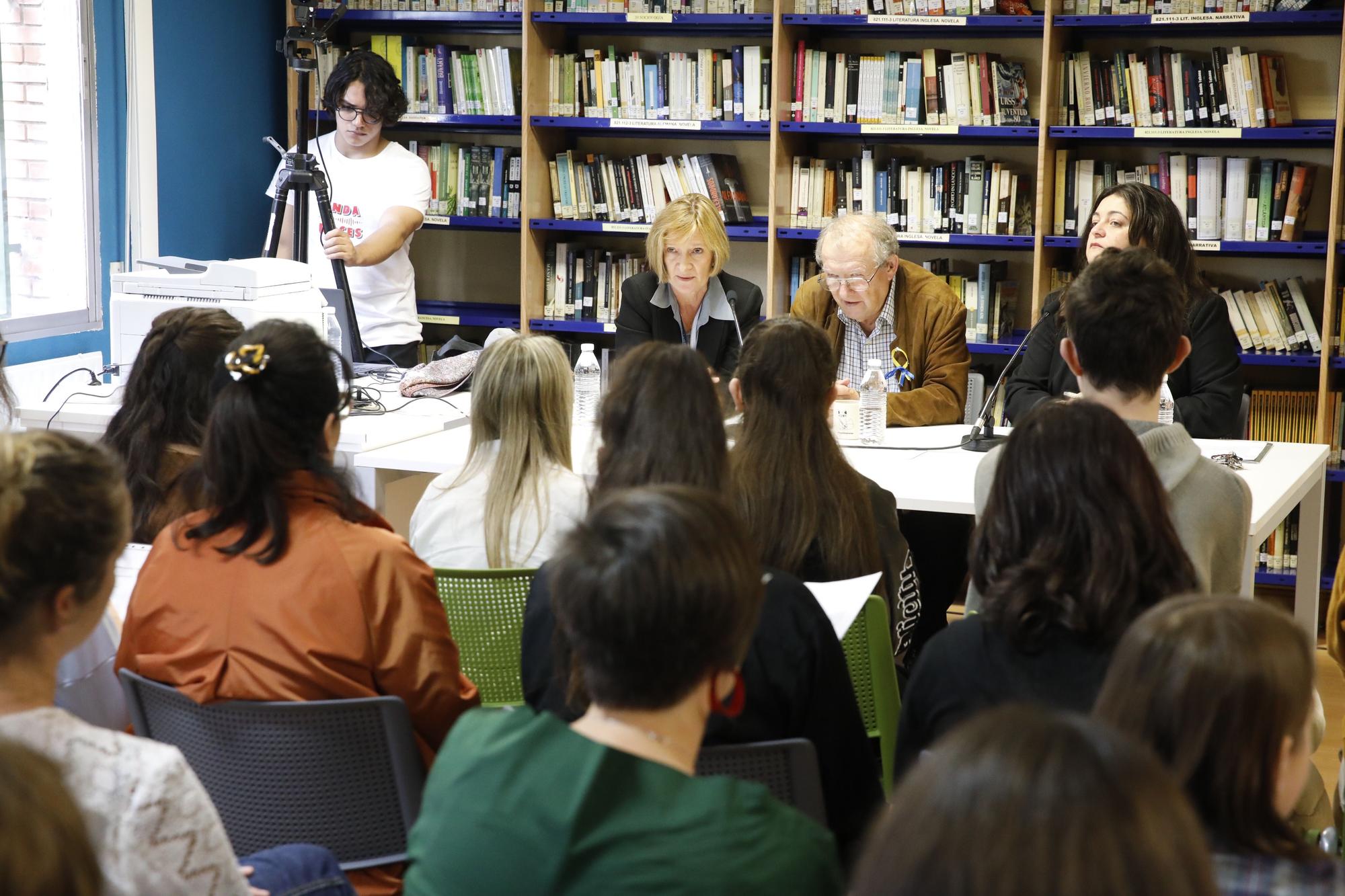 EN IMÁGENES: Así fue la visita de Adam Michnik al instituto de Roces en Gijón