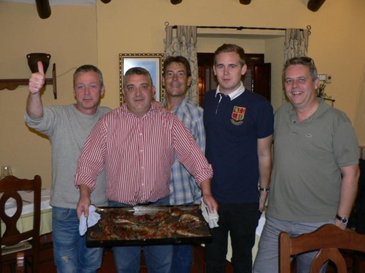Helmig, con unos amigos degustando el chivo del restaurante La Sociedad de Canillas de Aceituno