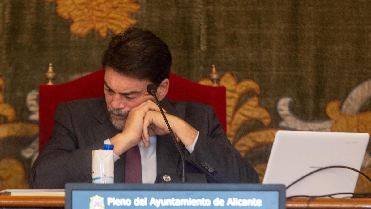 El alcalde, durante un pleno municipal