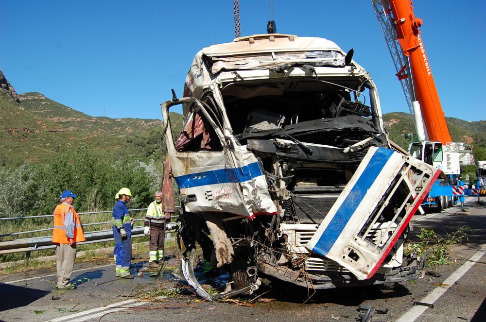 Retirada d'un camió accidentat a la C-55