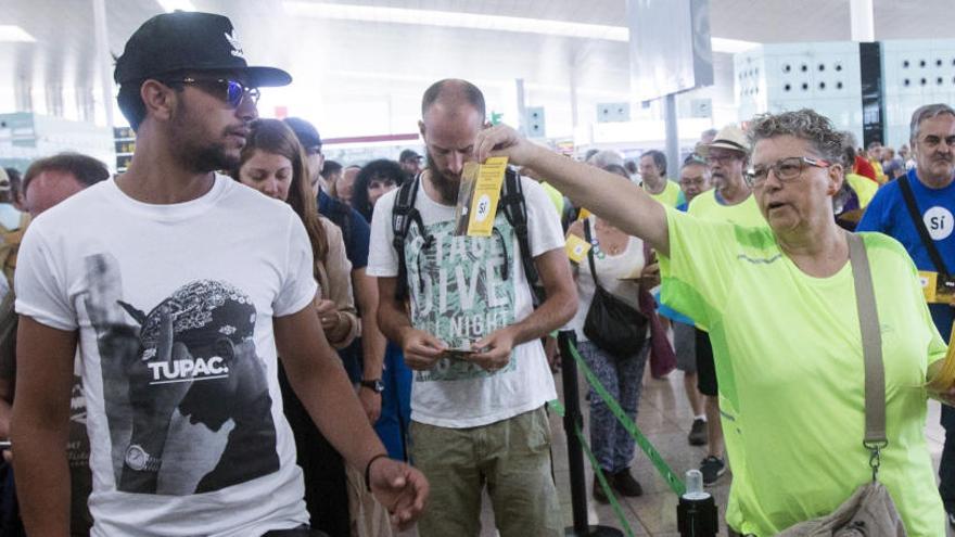 Miembros de la ANC reparten propaganda en El Prat.