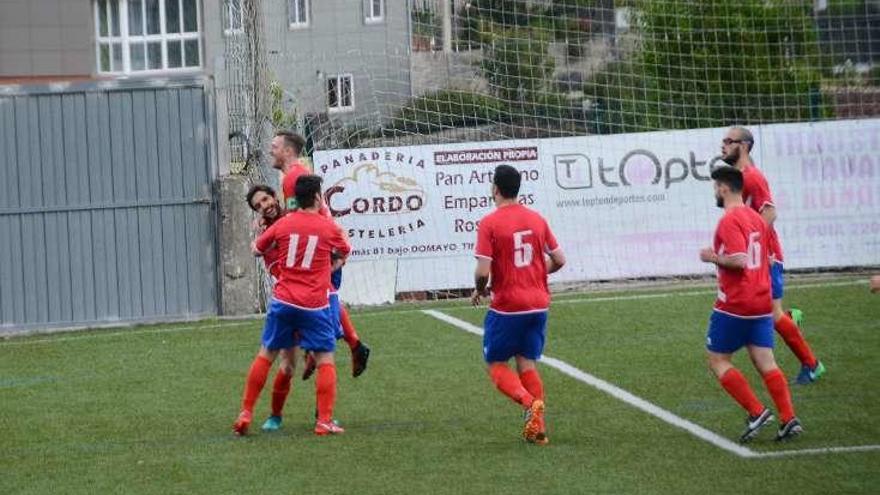 Los jugadores del Domaio felicitan a Jonás tras el gol. // G.Núñez