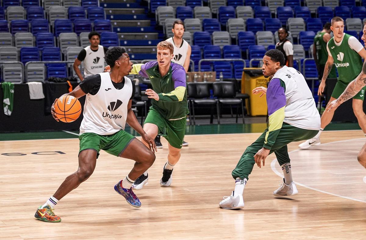 Chase Audige maneja el balón ante la defensa de Alberto Díaz y Augustine Rubit en un entrenamiento del Unicaja.