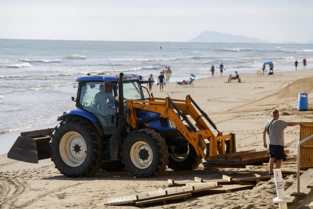 La tormenta destroza y engulle las playas de Valencia