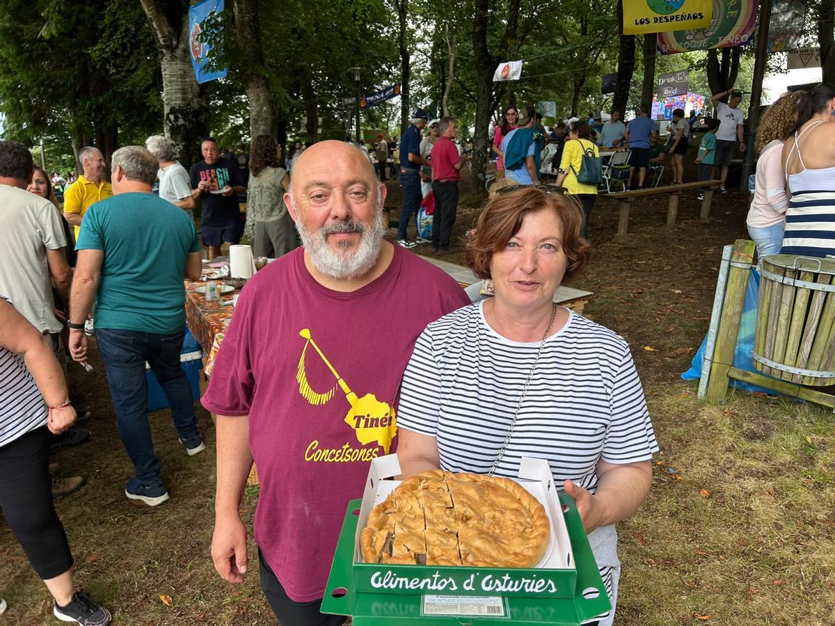 Severino Peláez y Teresa Rodríguez muestran una de las muchas empanadas que lelvan a la fiesta.