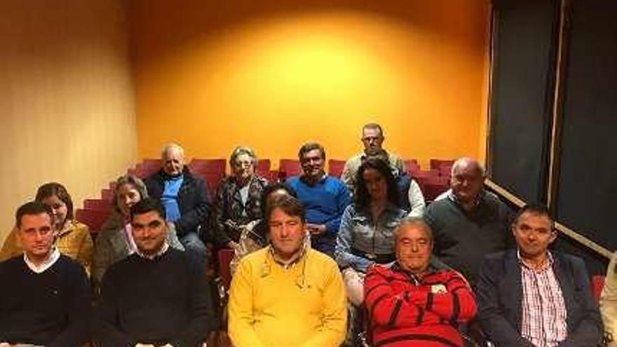 El equipo del PP de Colunga con Justino Pérez detrás, en el centro.