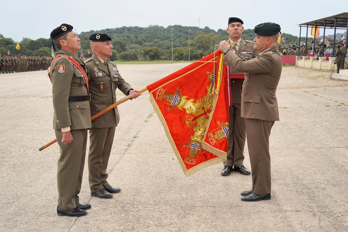Entrega de bandera durante el acto.
