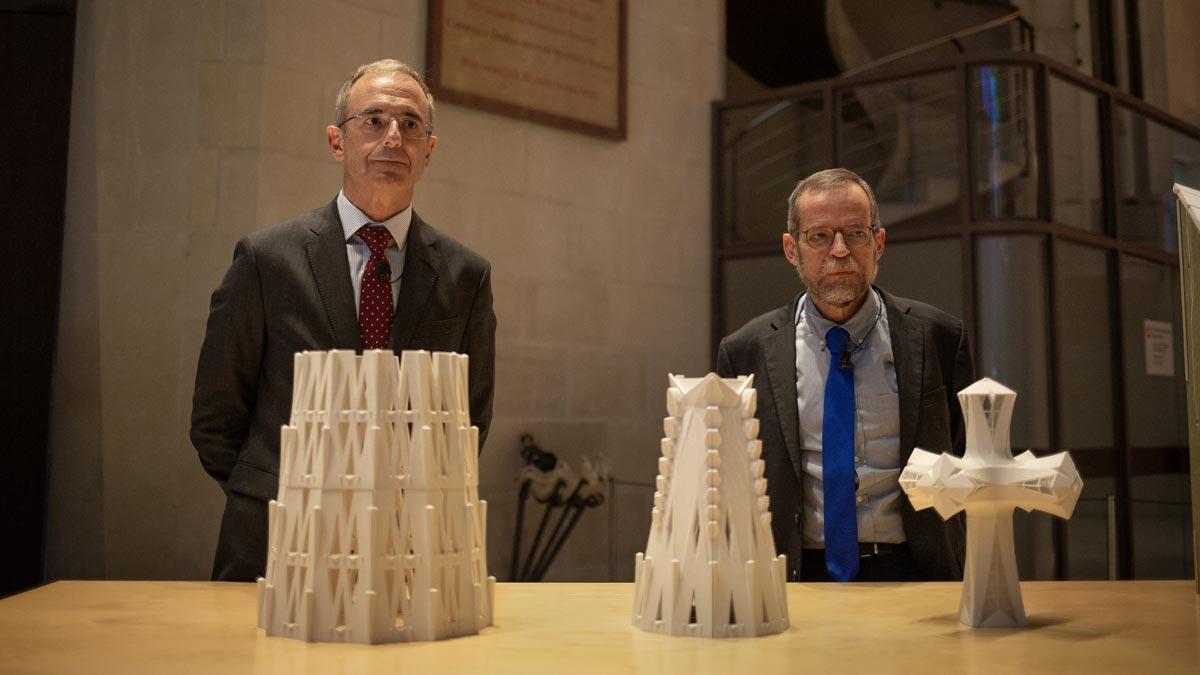 El director general de la Junta Constructora de la Sagrada Família, Xavier Martínez (izquierda), y el arquitecto director del templo, Jordi Fauli, explican las próximas construcciones previstas en la Sagrada Família.