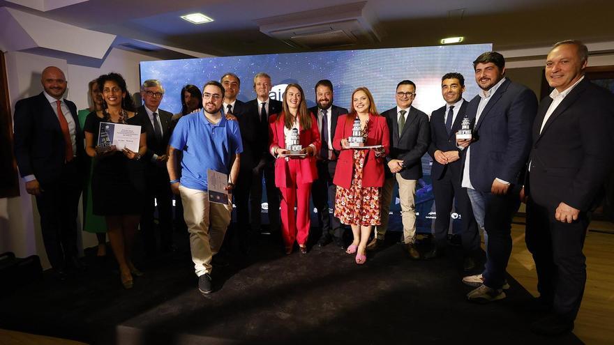 Fotografía de familia de los premiados este año por AJE Galicia, que posan con las autoridades, entre ellos el presidente de la Xunta.
