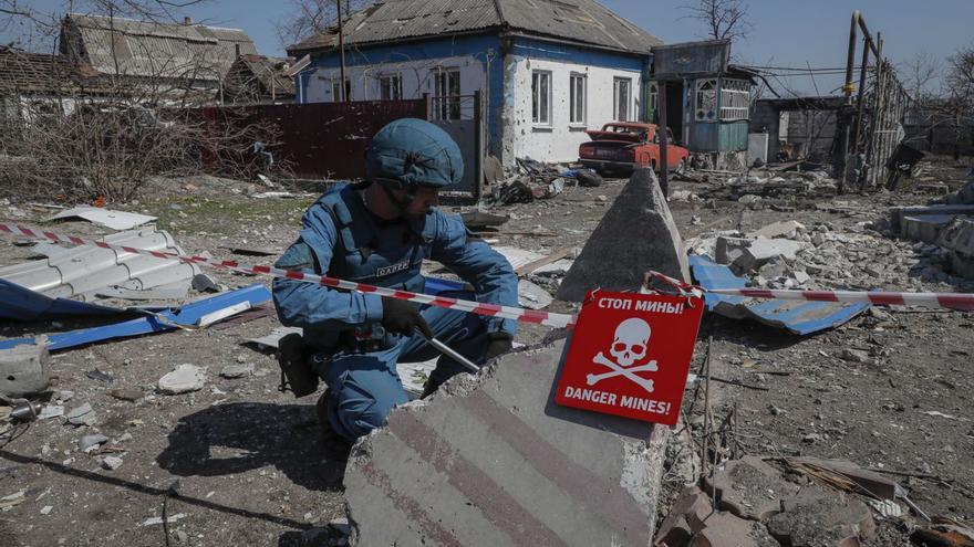 Un soldat ucraïnès busca mines a la ciutat de Volnovakha