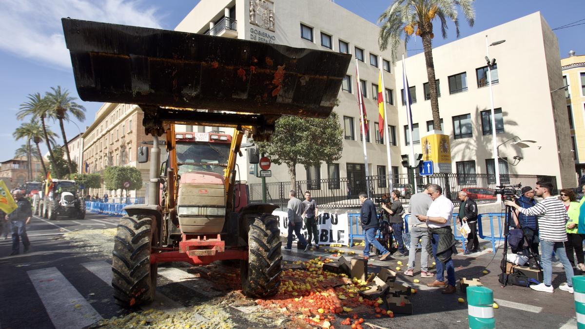 Manifestación de agricultores y ganaderos a las puertas de Delegación del Gobierno en pasado mes de febrero