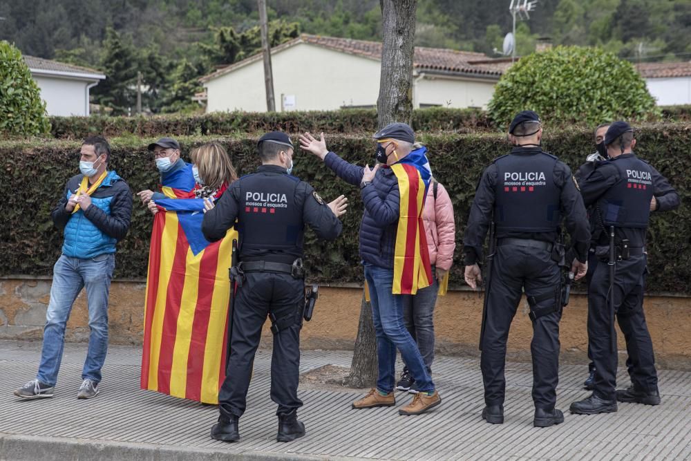 Protest contra la visita de Pedro Sánchez a la farmacèutica Hipra d'Amer