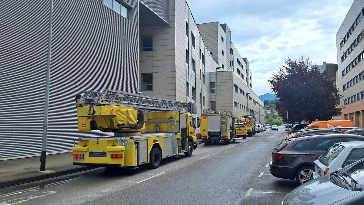 Tres camiones de bomberos junto al hospital de Mieres.