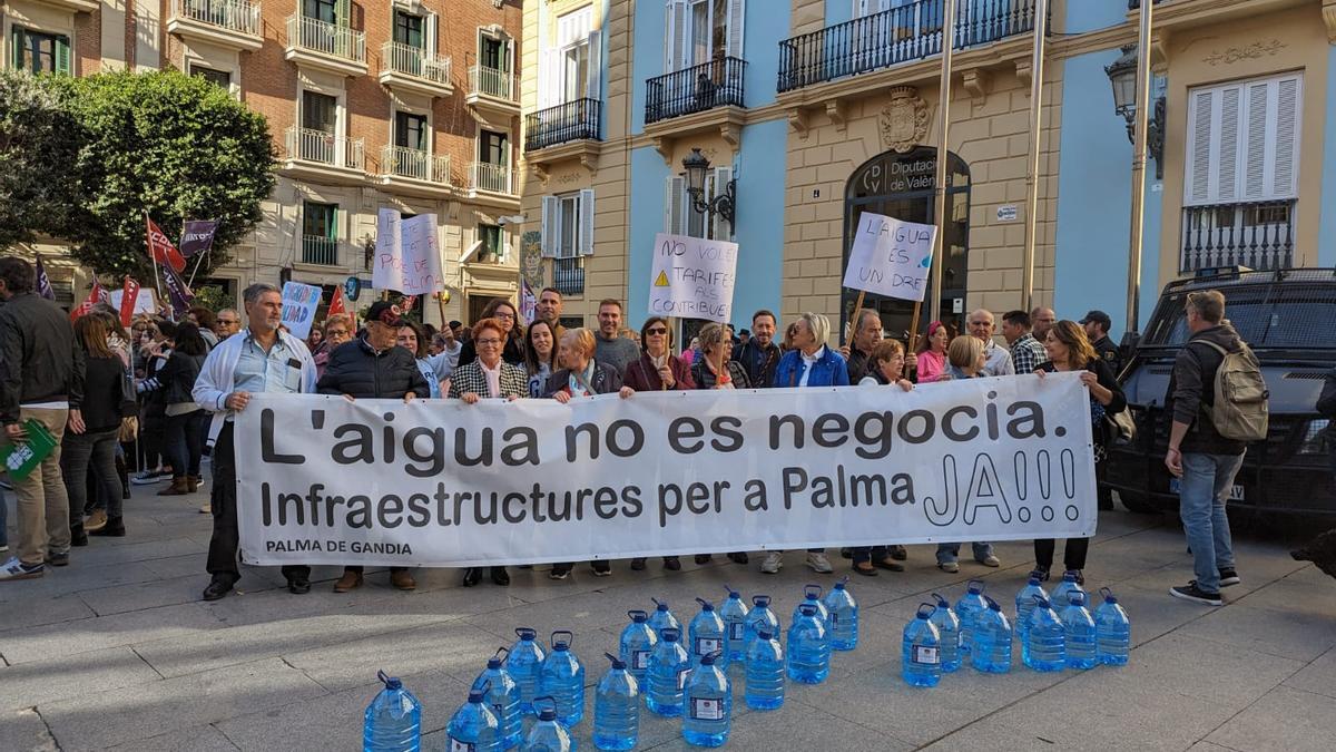 Vecinos de Palma de Gandia, en la protesta que tuvo lugar ante la sede de la Diputación de València.