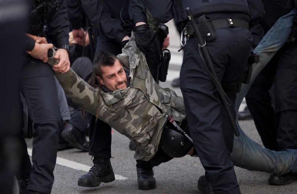 Desallotjament de membres dels CDR que bloquejaven