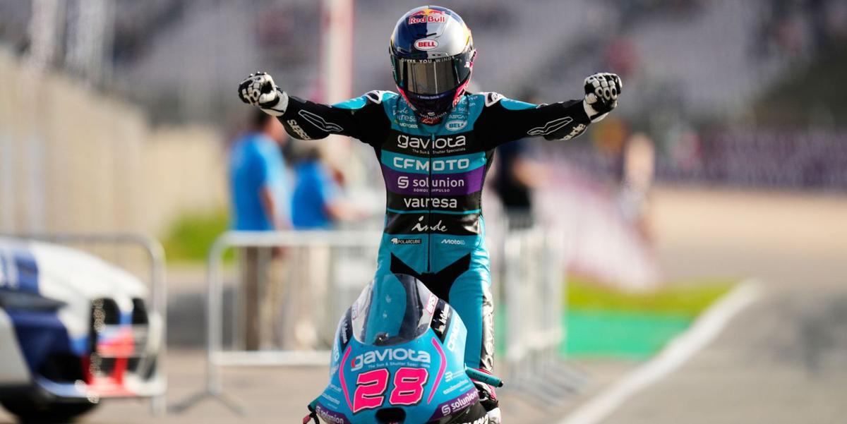 Máximo Quiles entra en meta de pie en su moto celebrando la victoria en el Gran Premio de Portugal. | JOSÉ BRETÓN/AP