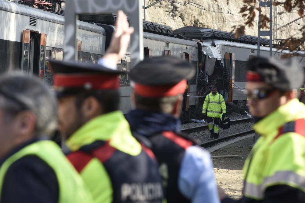 L'endemà de l'accident: fotos dels dos trens i dels treballs dels operaris