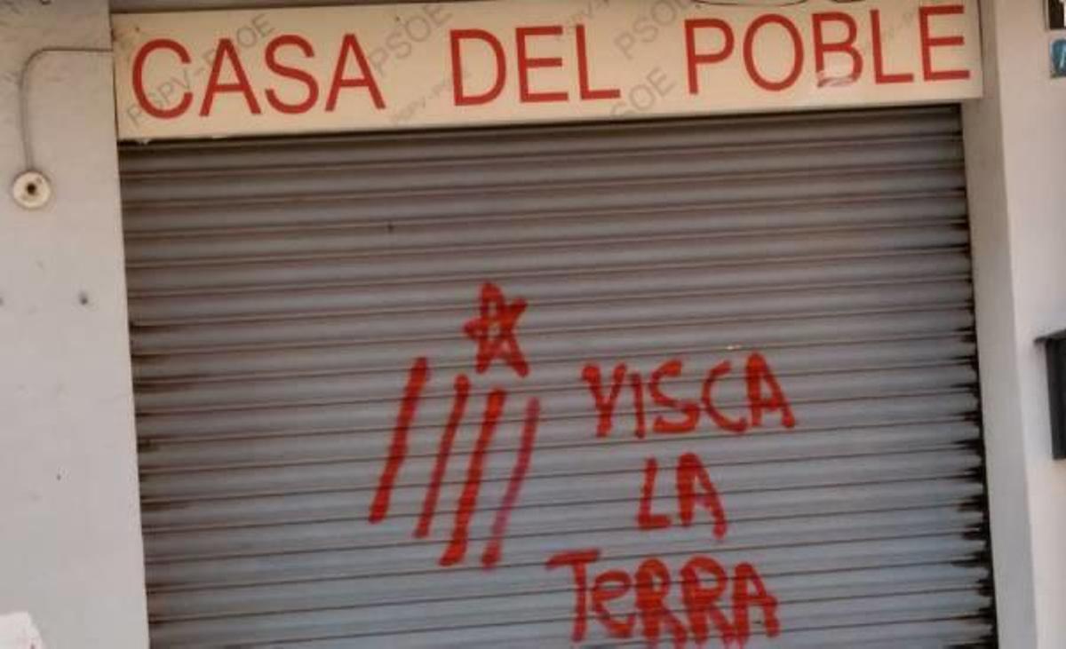 Las pintadas se extienden a las sedes de Compromís y el PSPV en Xàtiva y Albaida