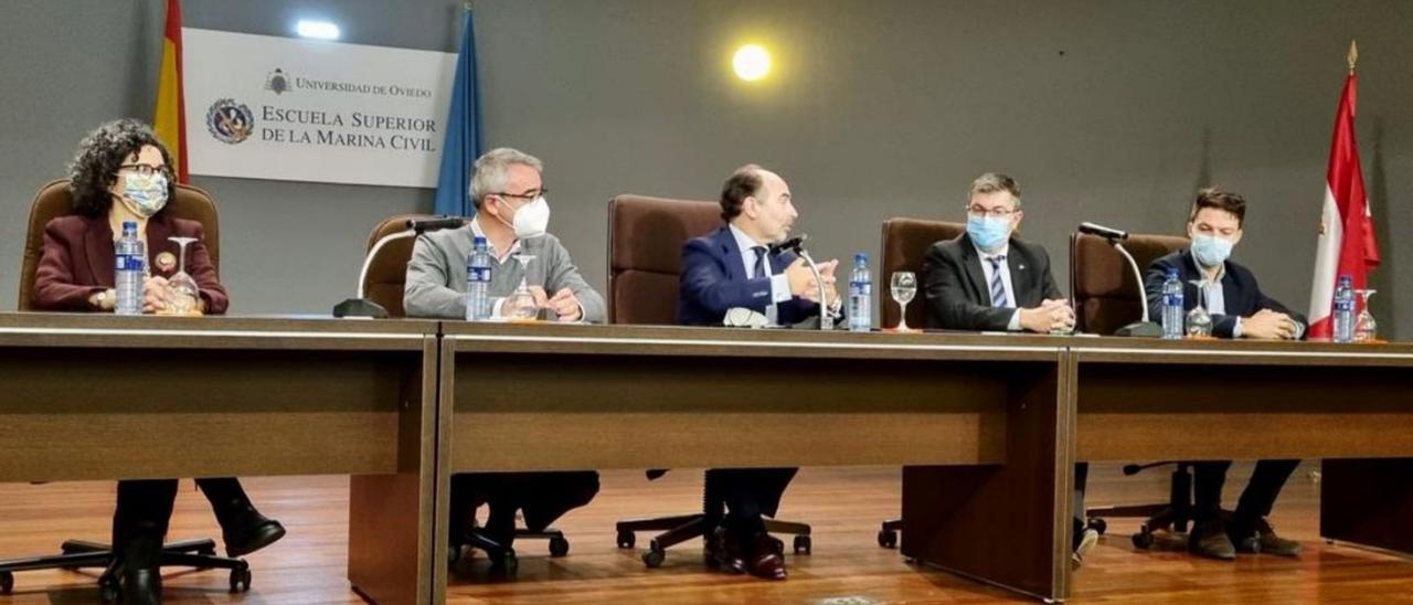 Por la izquierda, María González, José Miguel Arias Blanco, Ignacio Villaverde, Rubén González y José Miguel Arias Blanco, ayer, en la Escuela de Marina Civil.