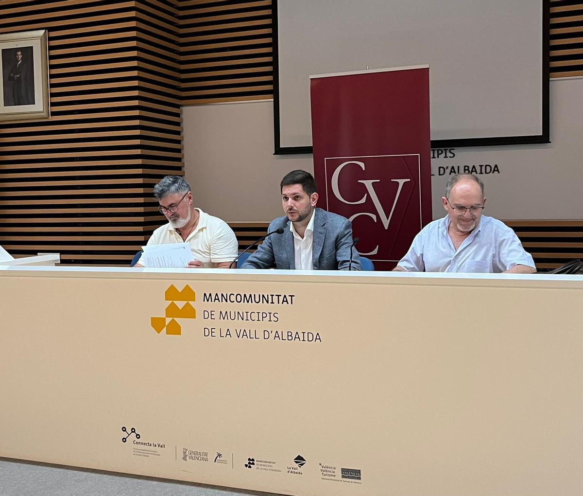 Vicent Molina, José Manuel Prieto y el secretario del Consorcio, durante la asamblea.