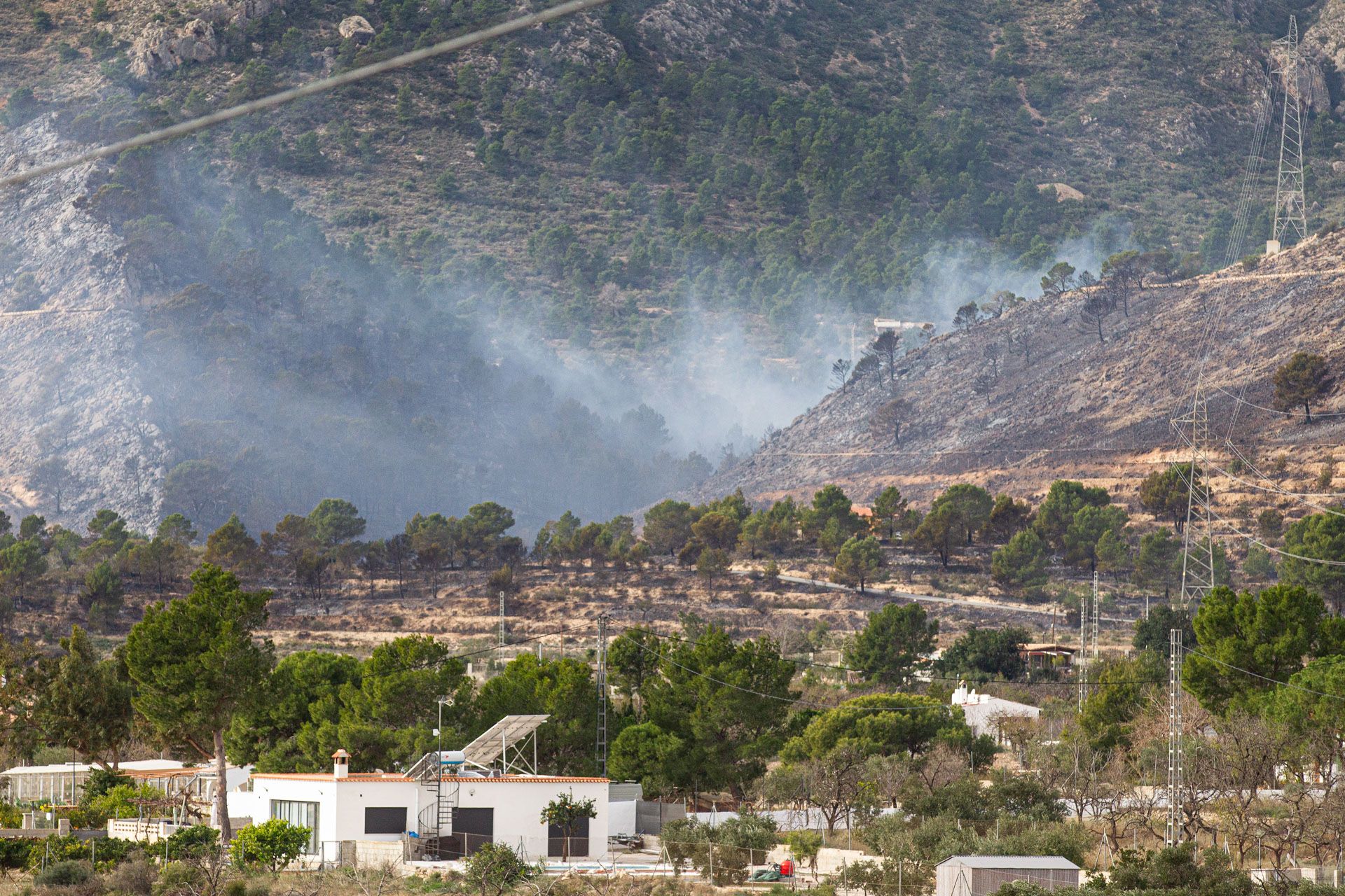 Decenas de vecinos desalojados por el incendio de Aigües