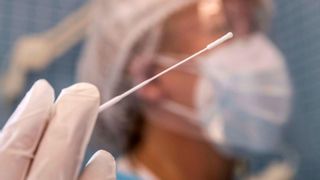 Diez fallecidos y casi 2.000 nuevos casos de coronavirus en Canarias