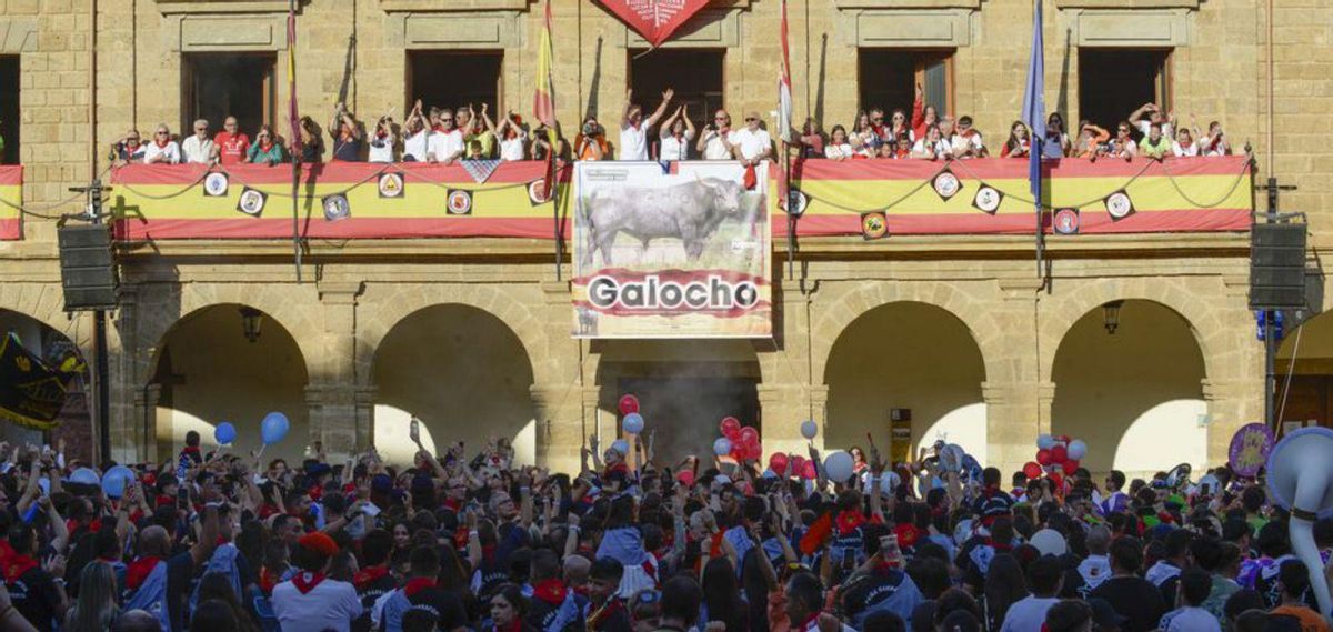 Aspecto de la plaza tras al chupinazo. | J. A. G.