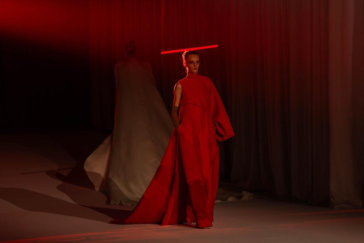 Uno de los modelos de alta costura de Stéphane Rolland, en rojo, y con un tocado minimalista espectacular.