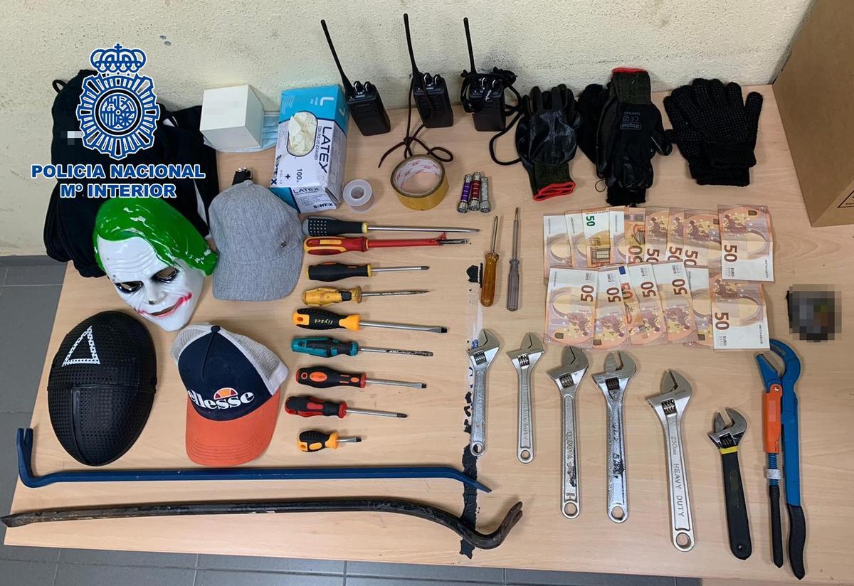 Objetos incautados a los tres detenidos en la 'Operación Palanca' por cometer 38 robos en comercios de Las Palmas de Gran Canaria.