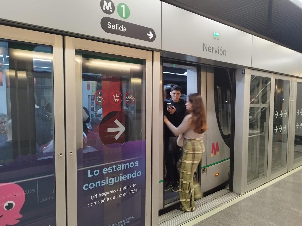 Viajeros entrando en la estación de San Bernardo de la línea 1 del Metro de Sevilla