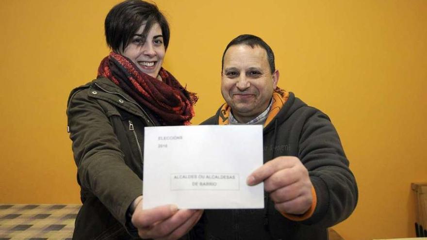 Edita Gómez Areán y César Vila García, antes del recuento en el colegio electoral. // Bernabé/Javier Lalín