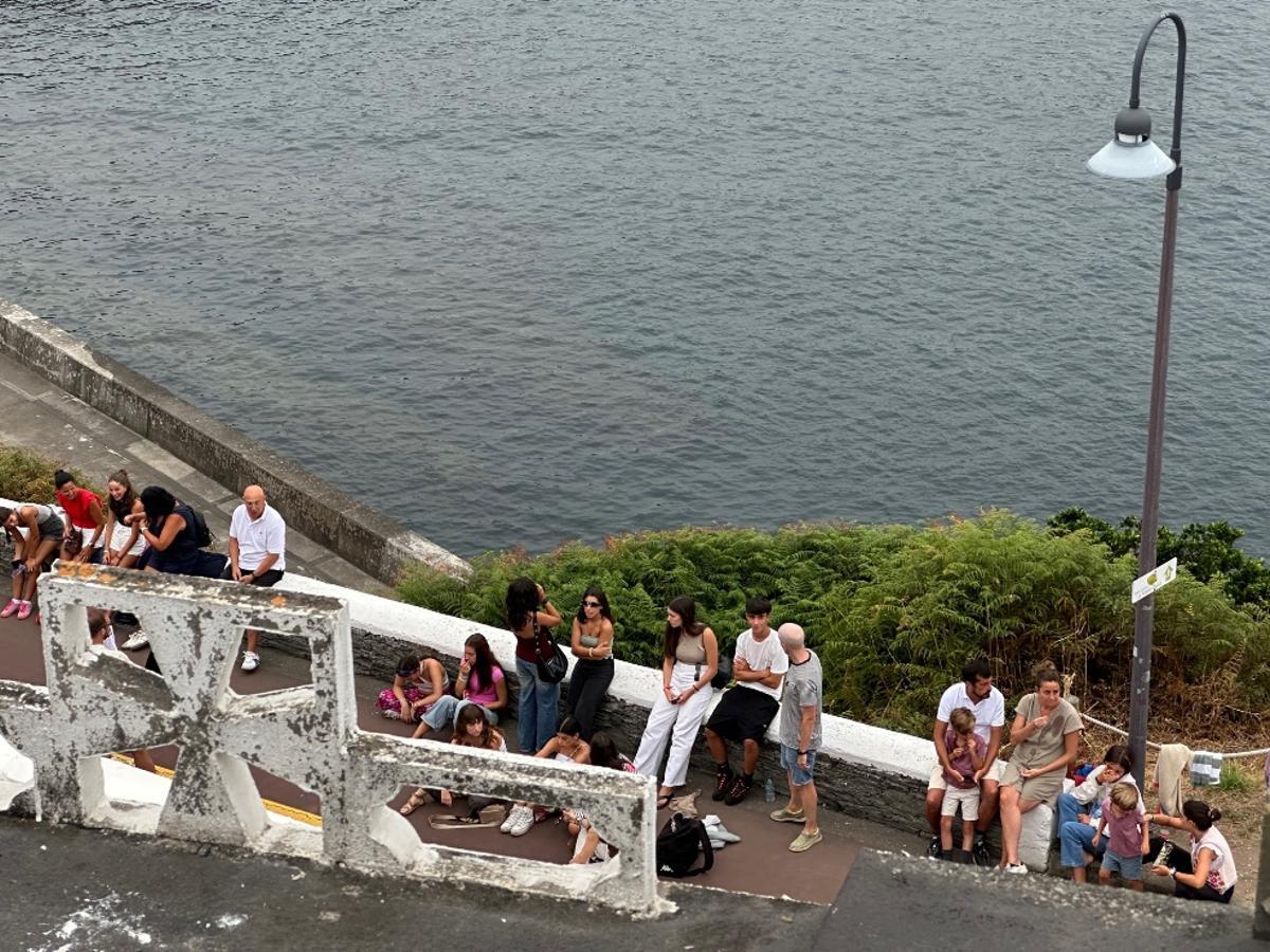 Luarca vive el eclipse con emoción y "esperanza" pese a las nubes Luarca vive el eclipse con emoción y "esperanza" pese a las nubes