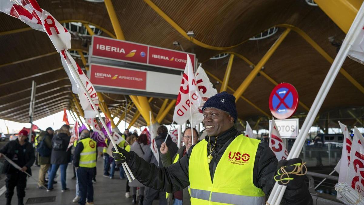 Concentración convocada por el sindicato USO en el Aeropuerto Madrid-Barajas, ayer.