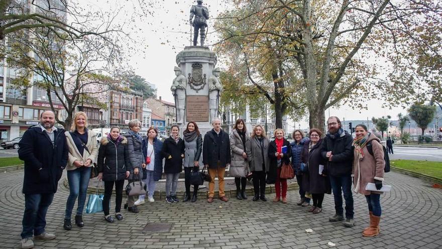 El grupo de profesores, ayer, en el parque del Muelle, bajo la estatua de Pedro Menéndez.