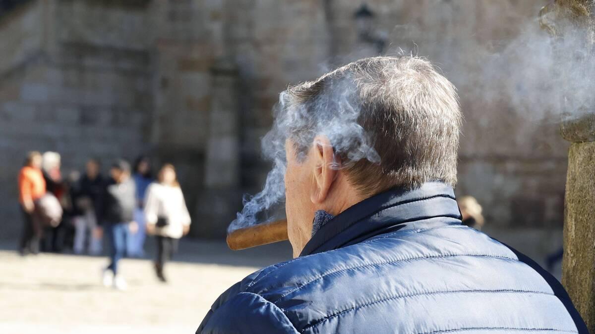 Un fumador, en este caso de puros, en la capital de Galicia