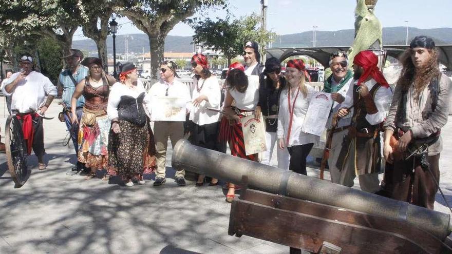 La alcaldesa y otros concejales, acompañados por algunos animadores de la fiesta, presentaron el certamen en la alameda de Marín. // S.A.