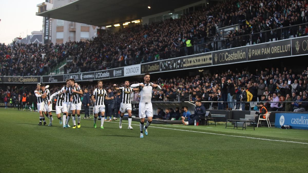 Los jugadores del Castellón celebran el gol materializado por Cristian, gol que sirvió para abrir el marcador.