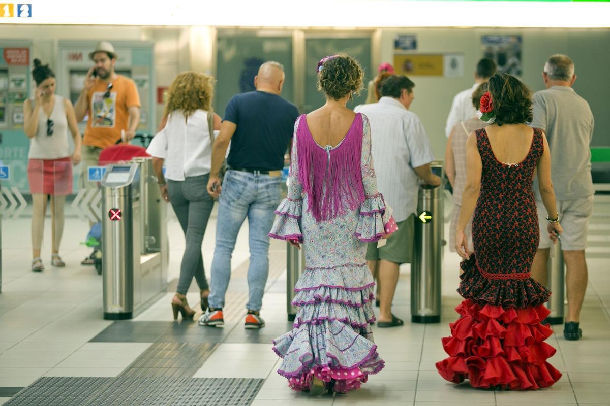 Usuarios del metro durante la Feria de Málaga