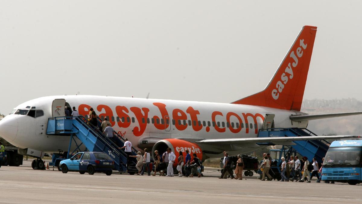 Un vuelo de Easy Jet en la terminal aérea de Alicante-Elche en una foto de archivo.