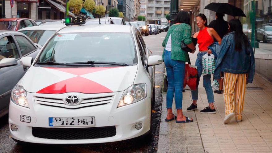 Taxis en una parada céntrica de Vigo. // J. Lores