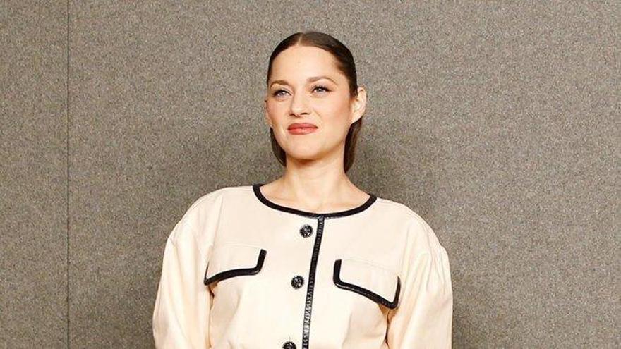 PHOTOS - Cannes 2022 : Marion Cotillard en combishort noir Chanel