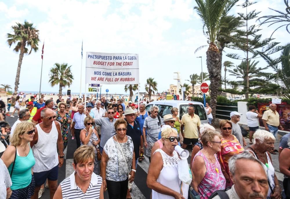 Manifestación en Orihuela Costa por su abandono