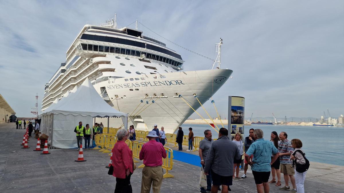 Un crucero, durante su escala en el puerto de Castellón.