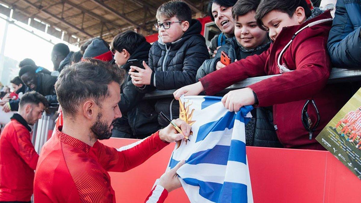 Stuani firma autógrafos en la jornada de puertas abiertas