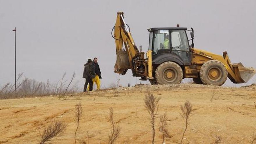 La excavadora que ayer inició los trabajos en una de las parcelas de la ampliación del polígono.