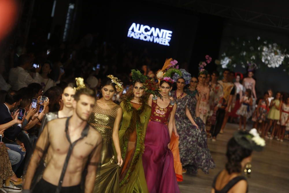 La primera modelo síndrome de Down desfila en la Alicante Fashion Week