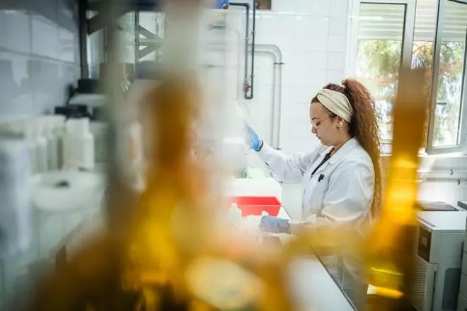 La brecha de género de la investigación canaria se resiste a cicatrizar