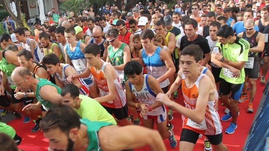 Los corredores se ponen en marcha al dar la salida en Vara de Rey.