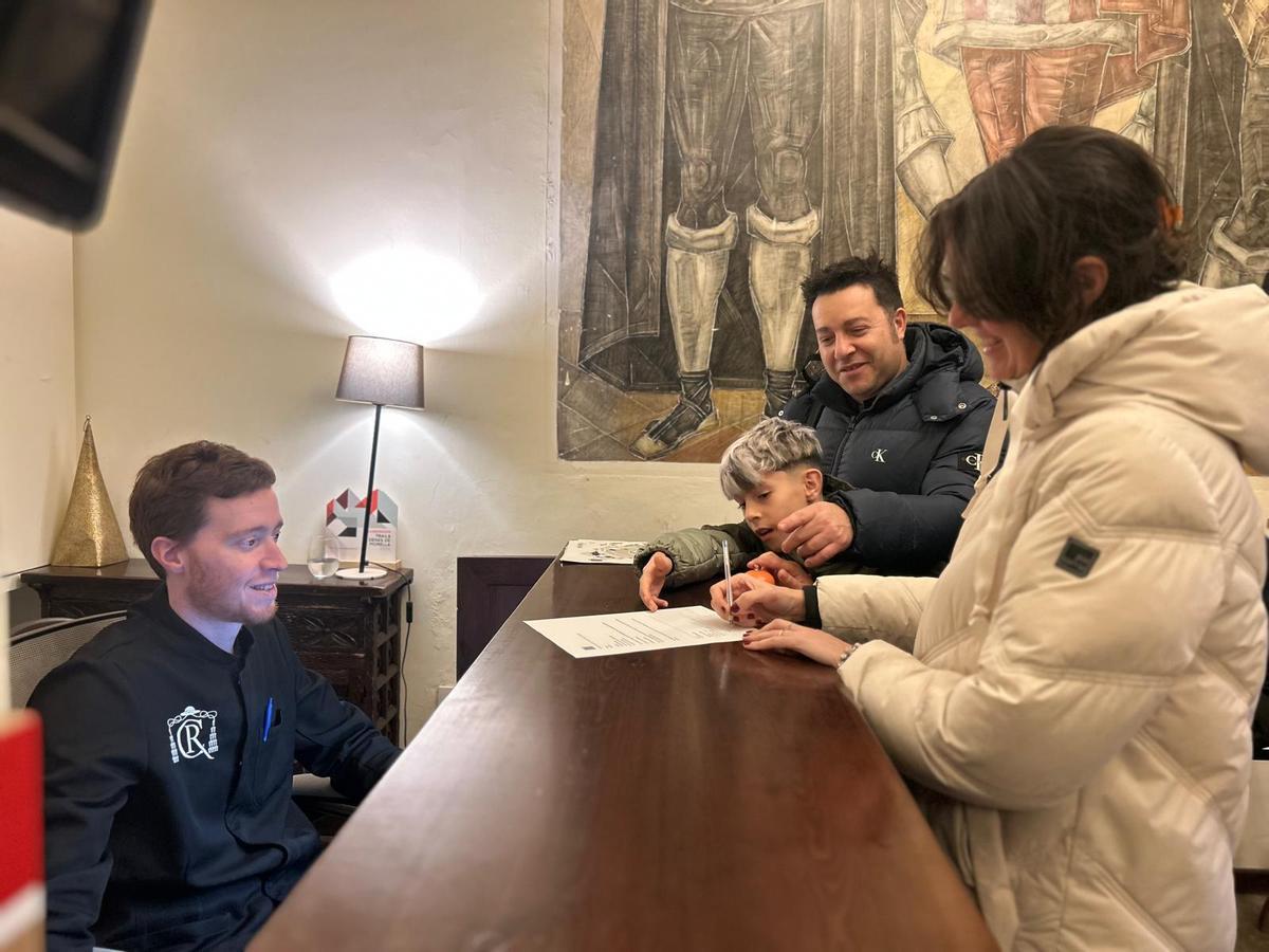 Una pareja con sus hijos, a su llega ayer al Cardenal Ram de Morella para pasar esta Nochevieja.